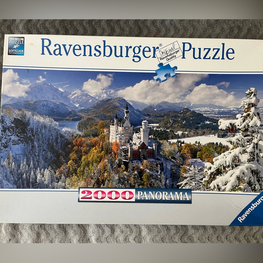 Ravensburger 2000 Piece Puzzle Box - Chateau de Neuschwanstein